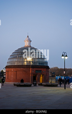 Greenwich Foot Tunneleingang in der Abenddämmerung, Cutty Sark Greenwich London England UK Stockfoto