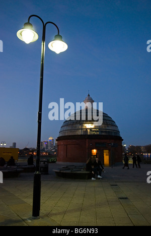 Greenwich Foot Tunneleingang in der Abenddämmerung, Cutty Sark Greenwich London England UK Stockfoto