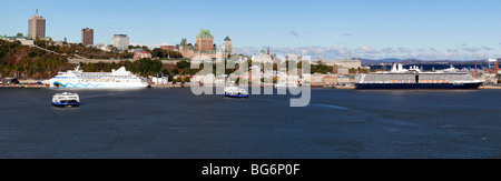 Kreuzfahrtschiffe und Chateau Frontenac in Quebec City, Kanada Stockfoto