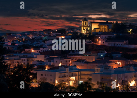 Ansicht von Silves in der Abenddämmerung, Sé Catedral de Silves oben rechts Stockfoto