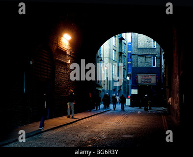 Ein Tunnel führt zum Eingang des das Clink Prison Museum in London. Stockfoto