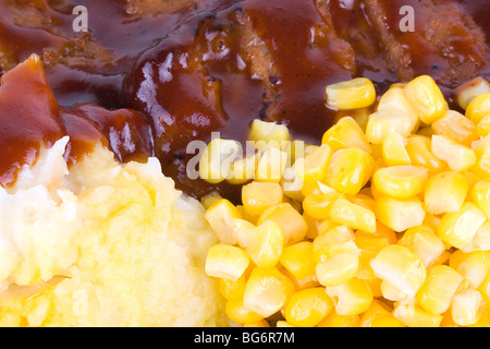 Schweinekoteletts mit Mais und Kartoffeln. Stockfoto