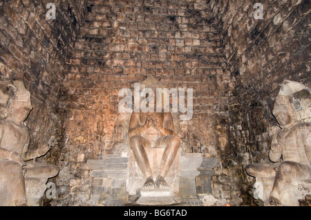 Buddha in Mendut Tempel in der Nähe von Borobudur, Java, Indonesien Stockfoto