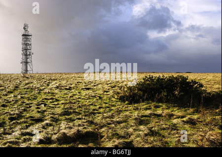 Herbstliche Ansicht der Telekommunikation Mast vor dem Regen Sturm auf dem Gipfel des Butser Hill, in der Nähe von Portsmouth, Hampshire Stockfoto