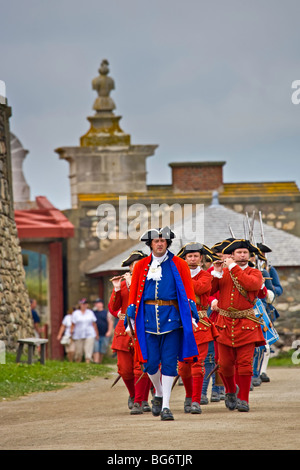 Militärische Prozession in der Kai, geführt von einem Offizier vor die Kanone Kanone feuern auf die Festung Louisbourg, Louisbourg Stockfoto
