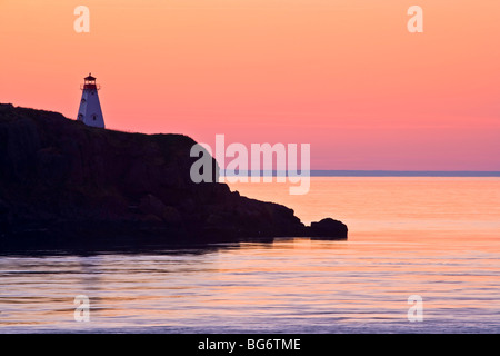 Sonnenuntergang über Wildschwein Kopf Ligthhouse auf Long Island, über zierliche Passage zwischen Digby Neck und Long Island aus gesehen. Stockfoto