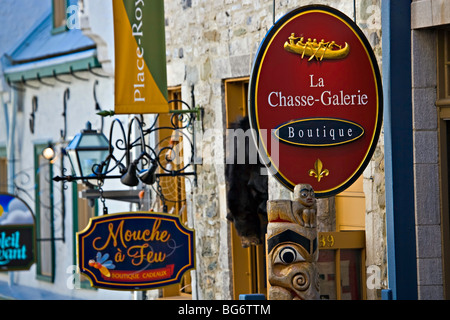 Ladenschilder entlang Rue du Petite-Champlain im Quartier Petite Champlain in Altstadt von Quebec, Quebec Stadt, Quebec, Kanada. UNESCO Stockfoto