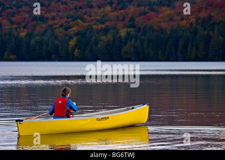 Frau paddeln Kanu auf Rock Lake in Algonquin Provincial Park, Ontario, Kanada. -Modell veröffentlicht. Stockfoto