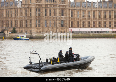 Polizeiboot Parlament schützt eine Klima-Änderung-März in London Stockfoto