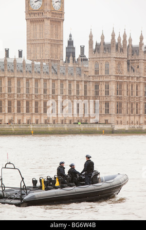 Polizeiboot Parlament schützt eine Klima-Änderung-März in London Stockfoto