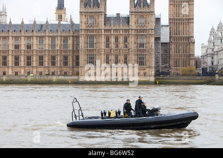 Polizeiboot Parlament schützt eine Klima-Änderung-März in London Stockfoto