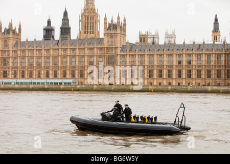 Polizeiboot Parlament schützt eine Klima-Änderung-März in London Stockfoto