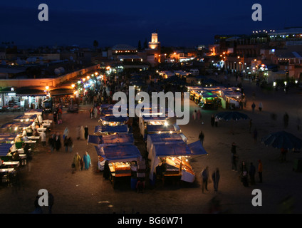 Jemaa el Fna Minarett in der Abenddämmerung Stockfoto