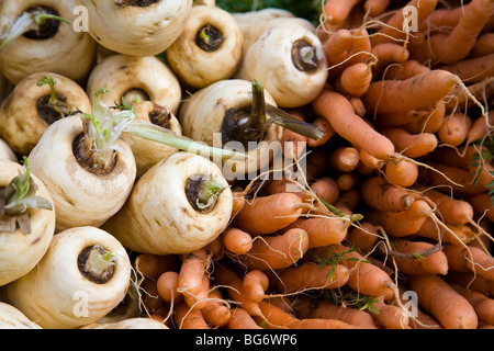 Pastinaken und Möhren für den Verkauf auf einem Marktstand. Stockfoto