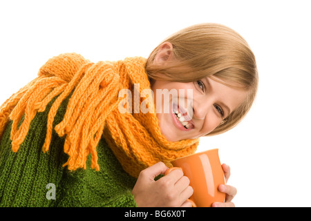 Porträt von Schönheit herbstlicher Mädchen hält Becher mit Heißgetränk Stockfoto