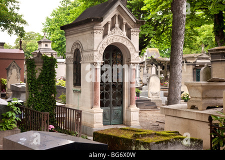 Krypta in der berühmten Cimetière de Montmartre in Paris Frankreich Stockfoto