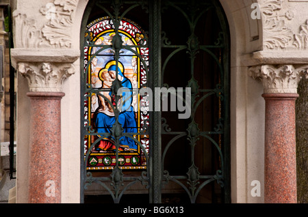 Krypta in der berühmten Cimetière de Montmartre in Paris Frankreich Stockfoto