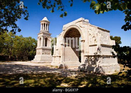 Antike römische Trophäen bei Glanum in der Nähe von Saint Remy de Provence Frankreich Stockfoto