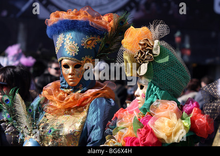 Paar von venezianischen Menschen tragen bunte Masken und Kostüme Stockfoto