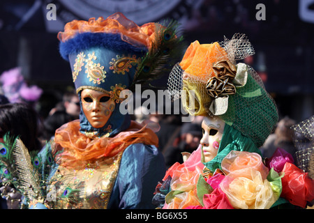 Paar von venezianischen Menschen tragen bunte Masken und Kostüme Stockfoto