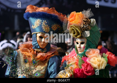 Paar von venezianischen Menschen tragen bunte Masken und Kostüme Stockfoto