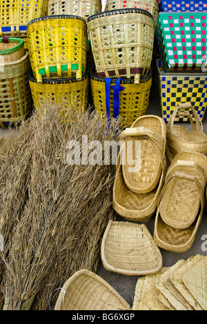 Chinesische Körbe und Besen Stockfoto