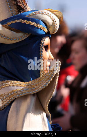 Nahaufnahme des Profils eines venezianischen Mannes trug eine Maske und Kostüm Stockfoto