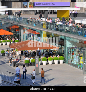 Der sonnige South Bank Embankment Complex am Ufer der Royal Festival Hall vor der Terrasse am Fluss und viele Restaurants in England UK Stockfoto