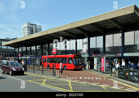 Bushaltestelle vor dem Bahnhof Barking Stockfoto