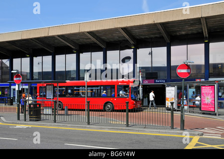 Bushaltestelle vor dem Bahnhof Barking Stockfoto