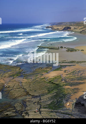 Strandläufer auf ungewöhnlichen Felsformationen Stockfoto