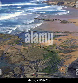 Strandläufer auf ungewöhnlichen Felsformationen Stockfoto