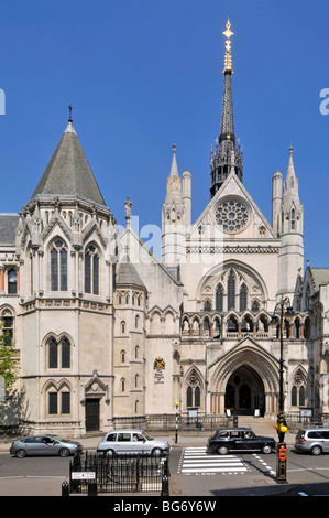 Royal Courts of Justice auch The Law Courts Victorian Gothic Revival Architecture wurde 1882 in der Strand City von Westminster London England eröffnet Stockfoto