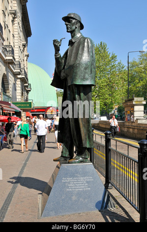 Straßenszene in voller Länge Skulptur Sherlock Holmes als Bronzestatue mit Inschrift auf Sockel Rohrumhang Gesicht & Hut auf Marylebone Road London UK Stockfoto