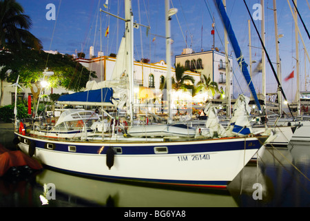 Yachten ankern vor Restaurants und Hotels in Puerto de Mogan auf Gran Canaria auf den Kanarischen Inseln Stockfoto