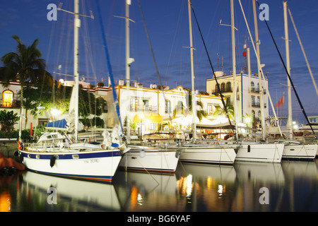 Yachten ankern vor Restaurants und Hotels in Puerto de Mogan auf Gran Canaria auf den Kanarischen Inseln Stockfoto