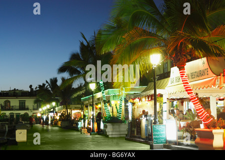 Restaurant mit Blick auf den Yachthafen in Puerto de Mogan auf Gran Canaria Stockfoto