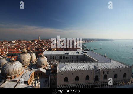 Blick von der Spitze des St. Marks Campanile über den Dächern von den Markusdom, dem Dogenpalast und der Lagune Venedigs Stockfoto