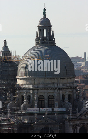 Kuppeln und Dächer von Venedig vom Markusplatz Campanile gesehen Stockfoto