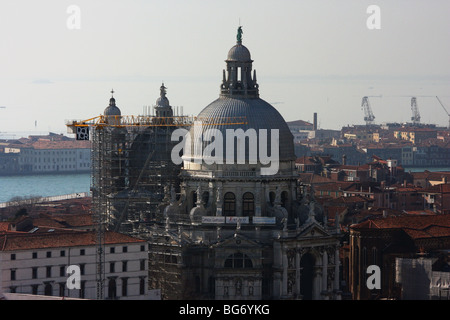 Kuppeln und Dächer von Venedig vom Markusplatz Campanile gesehen Stockfoto