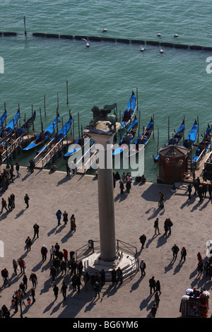 St. Markus der geflügelte Löwe mit einigen Gondeln im Hintergrund, vom Markusplatz Campanile gesehen Stockfoto