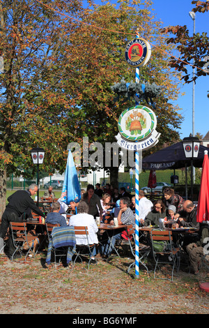 Biergarten im Dorf Herrsching, See Ammersee, Oberbayern, Deutschland. Foto: Willy Matheisl Stockfoto