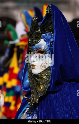 Nahaufnahme einer venezianischen Frau trägt einen weißen, blauen und goldenen Maske und Kostüm in Venedig Karneval 2009 Stockfoto