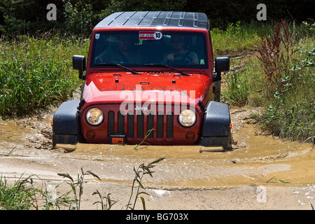 Jeep Wrangler im Schlamm stecken Stockfoto