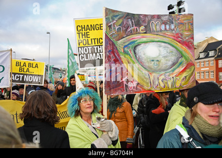 Demonstranten in einer großen Demonstration vor dem Parlament in Kopenhagen die UN-Klimakonferenz. Klima März. Stockfoto