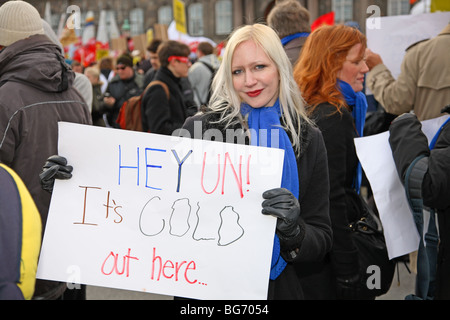 Demonstrator hält Plakat vor dem Parlamentsgebäude in Kopenhagen an die UN-Klimakonferenz. Stockfoto