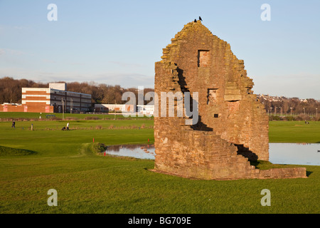 Blick über Auchenharvie Golfplatz in Stevenston, North Ayrshire in Richtung Auchenharvie Akademie. Stockfoto