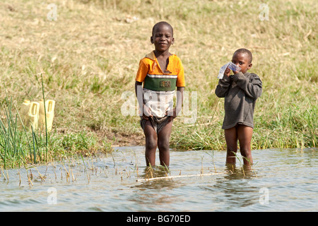 Zwei ugandischen jungen von einem Fischerdorf in Queen Elizabeth National Park in Uganda, Ostafrika Stockfoto