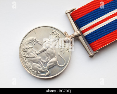 Nahaufnahme von der Rückseite einer 2. Weltkrieg-Medaille verliehen an britischen und Commonwealth-Truppen 1939-45 auf weißem Hintergrund Stockfoto