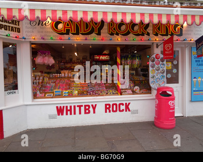 Der Candy-Rock-König fronted ein offenes Geschäft mit Rock und viele andere Arten von Süßigkeiten und Bonbons in Whitby North Yorkshire Stockfoto